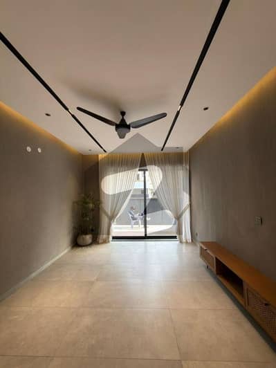 ڈی ایچ اے فیز 8 سابقہ ایئر ایوینیو ڈی ایچ اے فیز 8,ڈی ایچ اے ڈیفینس,لاہور میں 6 کمروں کا 1 کنال مکان 6.5 کروڑ میں برائے فروخت۔