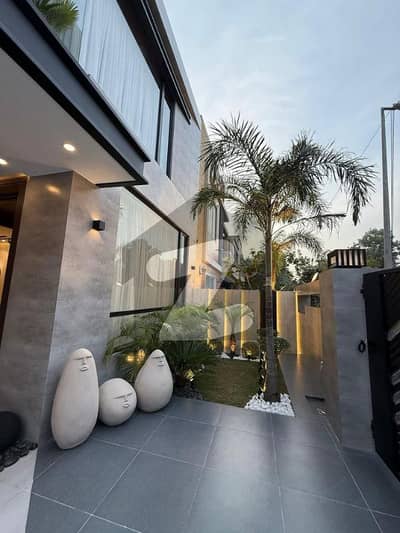 ڈی ایچ اے فیز 8 سابقہ ایئر ایوینیو ڈی ایچ اے فیز 8,ڈی ایچ اے ڈیفینس,لاہور میں 6 کمروں کا 1 کنال مکان 7.5 کروڑ میں برائے فروخت۔