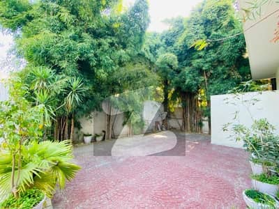 ایف ۔ 7 اسلام آباد میں 4 کمروں کا 1 کنال مکان 7.5 لاکھ میں کرایہ پر دستیاب ہے۔