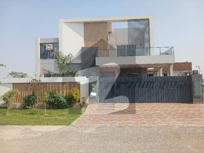 ڈی ایچ اے فیز 7 ڈیفنس (ڈی ایچ اے),لاہور میں 6 کمروں کا 1 کنال مکان 8.25 کروڑ میں برائے فروخت۔