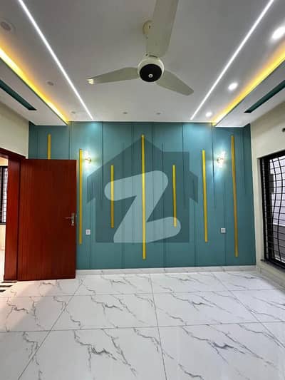 ایڈن بولیوارڈ ہاؤسنگ سکیم کالج روڈ,لاہور میں 6 کمروں کا 8 مرلہ مکان 3.25 کروڑ میں برائے فروخت۔