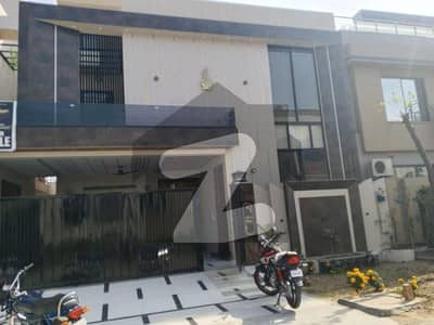 ایل ڈی اے ایوینیو ۔ بلاک جے ایل ڈی اے ایوینیو,لاہور میں 5 کمروں کا 10 مرلہ مکان 4.25 کروڑ میں برائے فروخت۔