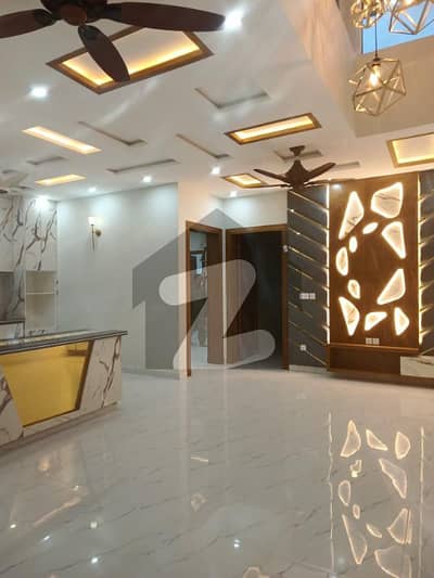 بحریہ ٹاؤن فیز 2 بحریہ ٹاؤن راولپنڈی,راولپنڈی میں 5 کمروں کا 10 مرلہ مکان 6.25 کروڑ میں برائے فروخت۔