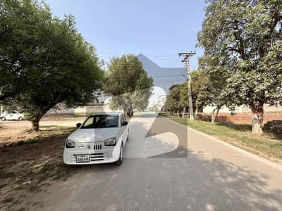 کینال گارڈن لاہور میں 2 کنال رہائشی پلاٹ 4.9 کروڑ میں برائے فروخت۔