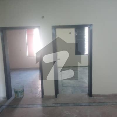 جوہر ٹاؤن فیز 1 جوہر ٹاؤن,لاہور میں 4 کمروں کا 8 مرلہ مکان 1.3 لاکھ میں کرایہ پر دستیاب ہے۔