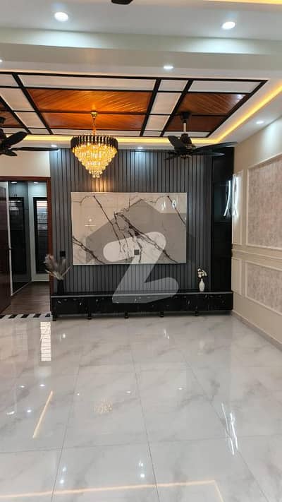 10 Marla House Available For Rent