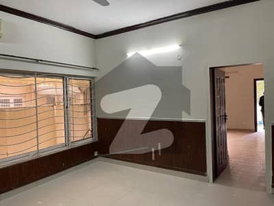 آئی ۔ 8 اسلام آباد میں 6 کمروں کا 1 کنال مکان 17.0 کروڑ میں برائے فروخت۔