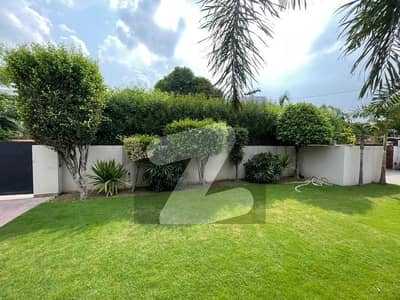 ڈی ایچ اے فیز 2 - بلاک آر فیز 2,ڈیفنس (ڈی ایچ اے),لاہور میں 6 کمروں کا 2 کنال مکان 5.9 لاکھ میں کرایہ پر دستیاب ہے۔