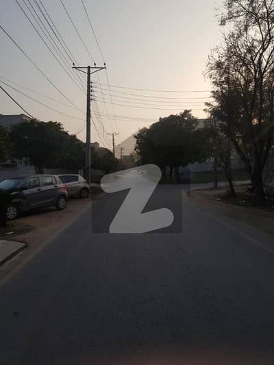 نواب ٹاؤن لاہور میں 10 مرلہ کمرشل پلاٹ 2.6 کروڑ میں برائے فروخت۔