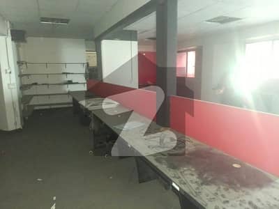 شاہراہِ فیصل کراچی میں 16 مرلہ دفتر 3.0 لاکھ میں کرایہ پر دستیاب ہے۔