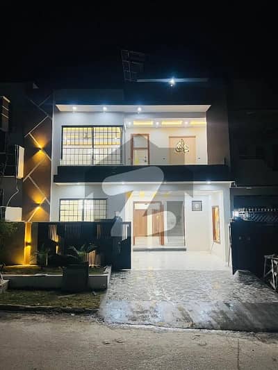 جناح گارڈنز ایف ای سی ایچ ایس,اسلام آباد میں 5 کمروں کا 8 مرلہ مکان 3.9 کروڑ میں برائے فروخت۔