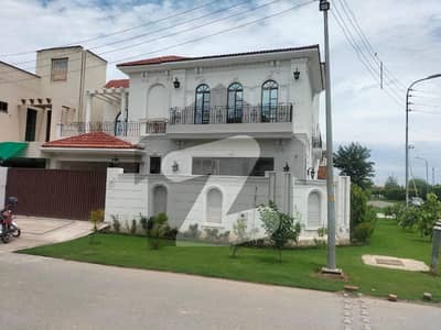 کینٹ لاہور میں 7 کمروں کا 13 مرلہ مکان 7.5 کروڑ میں برائے فروخت۔