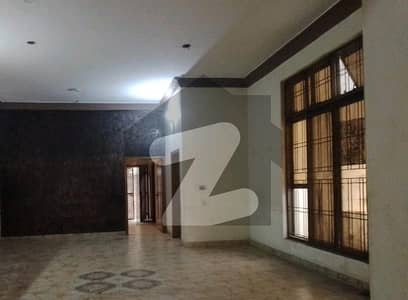 Centrally Located Upper Portion For rent In Wahdat Road Available
