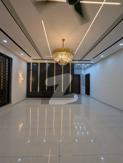 1 KANAL DOUBLE COMMERCIAL BUILDING 4 SALE HOT LOCATION