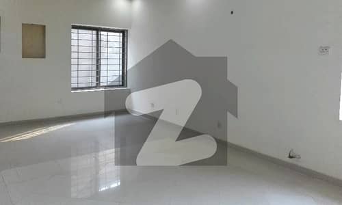 علامہ اقبال ٹاؤن لاہور میں 6 کمروں کا 1 کنال مکان 3.0 لاکھ میں کرایہ پر دستیاب ہے۔