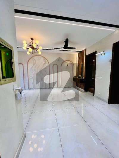 بحریہ ٹاؤن ۔ نشتر ایکسٹینشن بلاک بحریہ ٹاؤن سیکٹر ای,بحریہ ٹاؤن,لاہور میں 3 کمروں کا 5 مرلہ مکان 2.1 کروڑ میں برائے فروخت۔