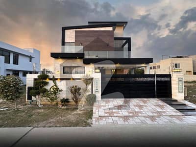 5 MARLA ELEGANT AND FULLY MAINTAINED SUPER HOT LOCATED BUNGALOW IS AVAILABLE IN THE BEST BLOCK OF DHA LAHORE.