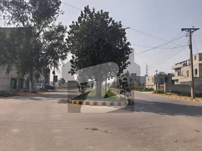 چنار باغ ۔ شاہین بلاک چنار باغ,لاہور میں 2 کنال رہائشی پلاٹ 3.7 کروڑ میں برائے فروخت۔