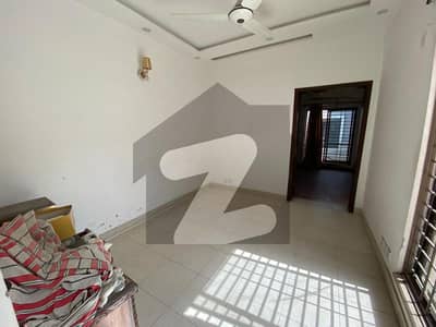 الفلاح ٹاؤن لاہور میں 2 کمروں کا 7 مرلہ زیریں پورشن 47.0 ہزار میں کرایہ پر دستیاب ہے۔