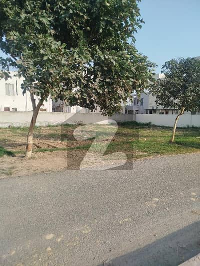 ڈی ایچ اے فیز 7 - بلاک وائے فیز 7,ڈیفنس (ڈی ایچ اے),لاہور میں 10 مرلہ رہائشی پلاٹ 3.0 کروڑ میں برائے فروخت۔