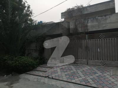 SPACIOUS 1 KANAL SINGLE STOREY USED HOUSE FOR SALE IN JOHAR TOWN LAHORE.