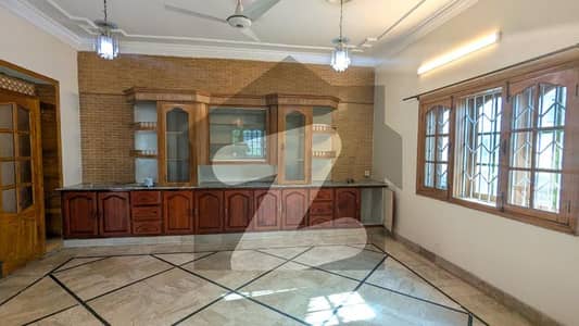 FOR RENT 600 Sqyrd Fully Renovated Upper Portion 3 Beds Available With Separate Gate I_8/4