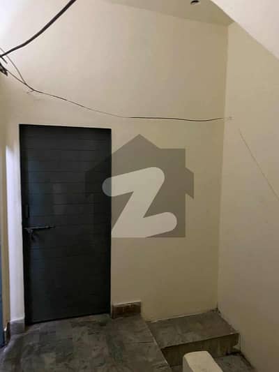 سوِل لائنز فیصل آباد میں 1 مرلہ کمرہ 9.0 ہزار میں کرایہ پر دستیاب ہے۔