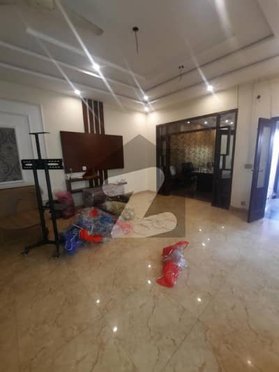 نواب ٹاؤن لاہور میں 6 کمروں کا 10 مرلہ مکان 1.3 لاکھ میں کرایہ پر دستیاب ہے۔