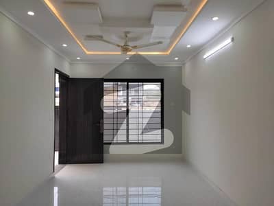 ایم پی سی ایچ ایس - بلاک ای ایم پی سی ایچ ایس ۔ ملٹی گارڈنز,بی ۔ 17,اسلام آباد میں 4 کمروں کا 7 مرلہ مکان 3.15 کروڑ میں برائے فروخت۔