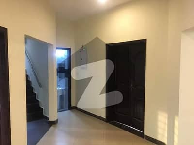 عسکری 11 ۔ سیکٹر بی عسکری 11,عسکری,لاہور میں 5 کمروں کا 12 مرلہ مکان 1.7 لاکھ میں کرایہ پر دستیاب ہے۔