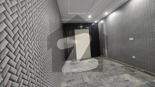 پی آئی اے مین بلیوارڈ لاہور میں 4 مرلہ دفتر 60.0 ہزار میں کرایہ پر دستیاب ہے۔