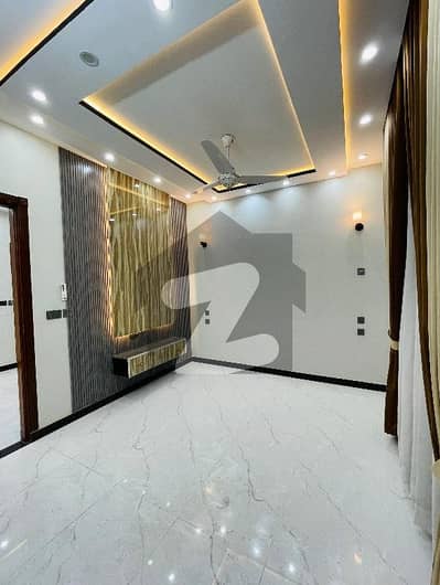 واپڈا ٹاؤن گوجرانوالہ میں 5 کمروں کا 10 مرلہ مکان 95.0 ہزار میں کرایہ پر دستیاب ہے۔