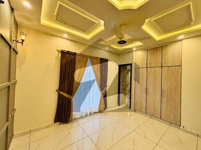 واپڈا ٹاؤن گوجرانوالہ میں 5 کمروں کا 10 مرلہ مکان 1.2 لاکھ میں کرایہ پر دستیاب ہے۔