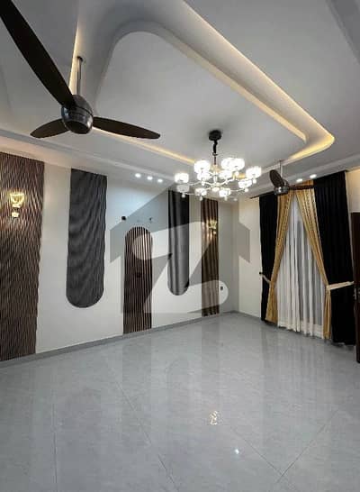 واپڈا ٹاؤن گوجرانوالہ میں 5 کمروں کا 10 مرلہ مکان 2.8 کروڑ میں برائے فروخت۔