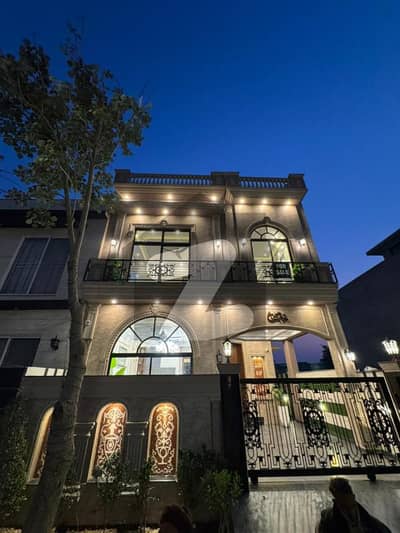 ڈی ایچ اے 9 ٹاؤن ڈیفنس (ڈی ایچ اے),لاہور میں 3 کمروں کا 5 مرلہ مکان 2.95 کروڑ میں برائے فروخت۔