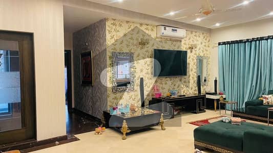 LUXURY CORNER MEADOW VILLA IN BAHRIA TOWN MEADOWS BLOCK