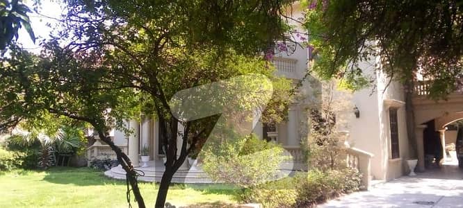 ڈی ایچ اے فیز 3 - بلاک ڈبلیو فیز 3,ڈیفنس (ڈی ایچ اے),لاہور میں 5 کمروں کا 2 کنال مکان 4.25 لاکھ میں کرایہ پر دستیاب ہے۔