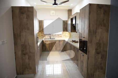 بحریہ ٹاؤن فیز 8 بحریہ ٹاؤن راولپنڈی,راولپنڈی میں 5 کمروں کا 10 مرلہ مکان 4.15 کروڑ میں برائے فروخت۔