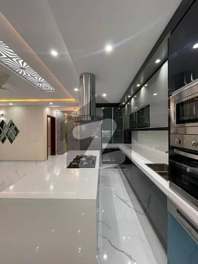 ڈی ایچ اے ڈیفینس فیز 2 ڈی ایچ اے ڈیفینس,اسلام آباد میں 8 کمروں کا 1 کنال مکان 3.25 لاکھ میں کرایہ پر دستیاب ہے۔