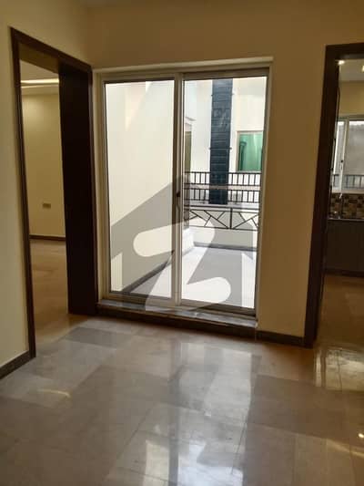 بحریہ انکلیو - سیکٹر سی 1 بحریہ انکلیو,بحریہ ٹاؤن,اسلام آباد میں 5 کمروں کا 10 مرلہ مکان 1.8 لاکھ میں کرایہ پر دستیاب ہے۔