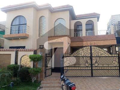 ڈیوائن گارڈنز ۔ بلاک بی ڈیوائن گارڈنز,لاہور میں 4 کمروں کا 10 مرلہ مکان 1.6 لاکھ میں کرایہ پر دستیاب ہے۔