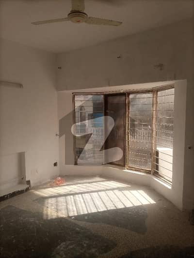 F-10/3 HOUSE SIZE 2040 DOUBLE STOREY ONE UNIT FOR FAMILY RENT