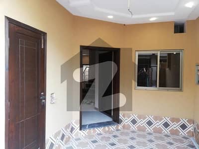 نواب ٹاؤن لاہور میں 4 کمروں کا 5 مرلہ مکان 1.1 لاکھ میں کرایہ پر دستیاب ہے۔