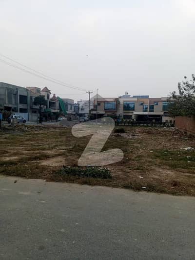 پیراگون سٹی لاہور میں 1 کنال رہائشی پلاٹ 2.9 کروڑ میں برائے فروخت۔