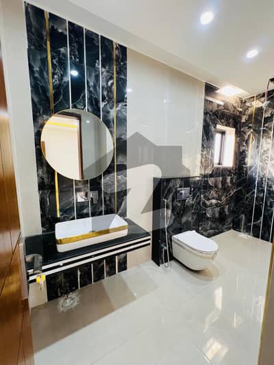 ڈی ایچ اے فیز 1 ۔ سیکٹر بی1 ڈی ایچ اے فیز 1,ڈی ایچ اے ڈیفینس,ملتان میں 5 کمروں کا 10 مرلہ مکان 3.15 کروڑ میں برائے فروخت۔