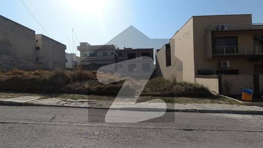 زراج سکیم ۔ سیکٹر اے زراج ہاؤسنگ سکیم,اسلام آباد میں 14 مرلہ رہائشی پلاٹ 2.45 کروڑ میں برائے فروخت۔