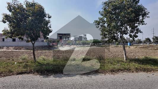 ڈی ایچ اے فیز 7 - بلاک وائے فیز 7,ڈیفنس (ڈی ایچ اے),لاہور میں 2 کنال رہائشی پلاٹ 8.4 کروڑ میں برائے فروخت۔