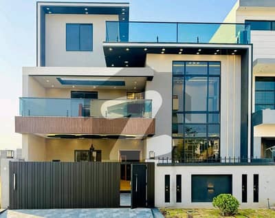 ایم پی سی ایچ ایس - بلاک سی 1 ایم پی سی ایچ ایس ۔ ملٹی گارڈنز,بی ۔ 17,اسلام آباد میں 5 کمروں کا 10 مرلہ مکان 5.25 کروڑ میں برائے فروخت۔