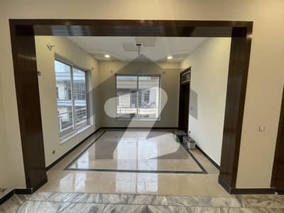 چکلالہ سکیم 3 چکلالہ سکیم,راولپنڈی میں 5 کمروں کا 7 مرلہ مکان 3.5 کروڑ میں برائے فروخت۔