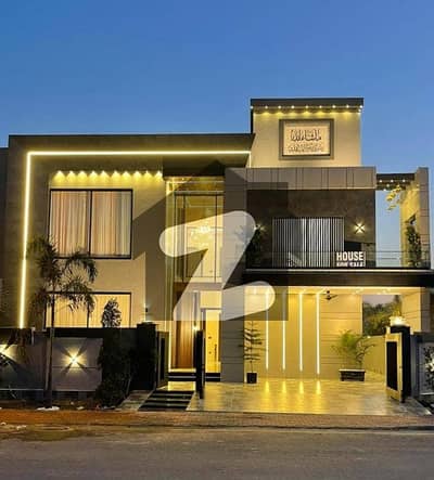 واپڈا ٹاؤن لاہور میں 5 کمروں کا 10 مرلہ مکان 5.0 کروڑ میں برائے فروخت۔